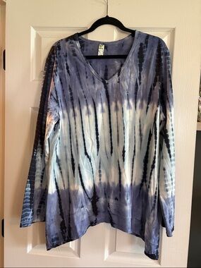 GreenTea Long Sleeve V-Neck Tie-Dye Top - Blue & White